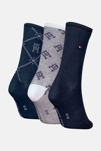 Lot de trois paires de chaussettes par TOMMY JEANS, avec motifs variés et logo emblématique.