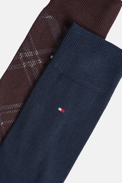 Multikleuren sokken van TOMMY JEANS, een effen marineblauw paar met logo en een met bruin ruitpatroon.