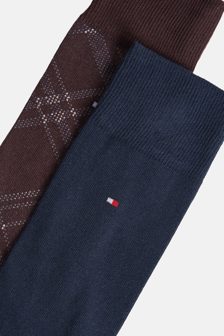 Chaussettes multicolores de TOMMY JEANS, une paire unie bleu marine avec logo, et une à motif losanges marron.