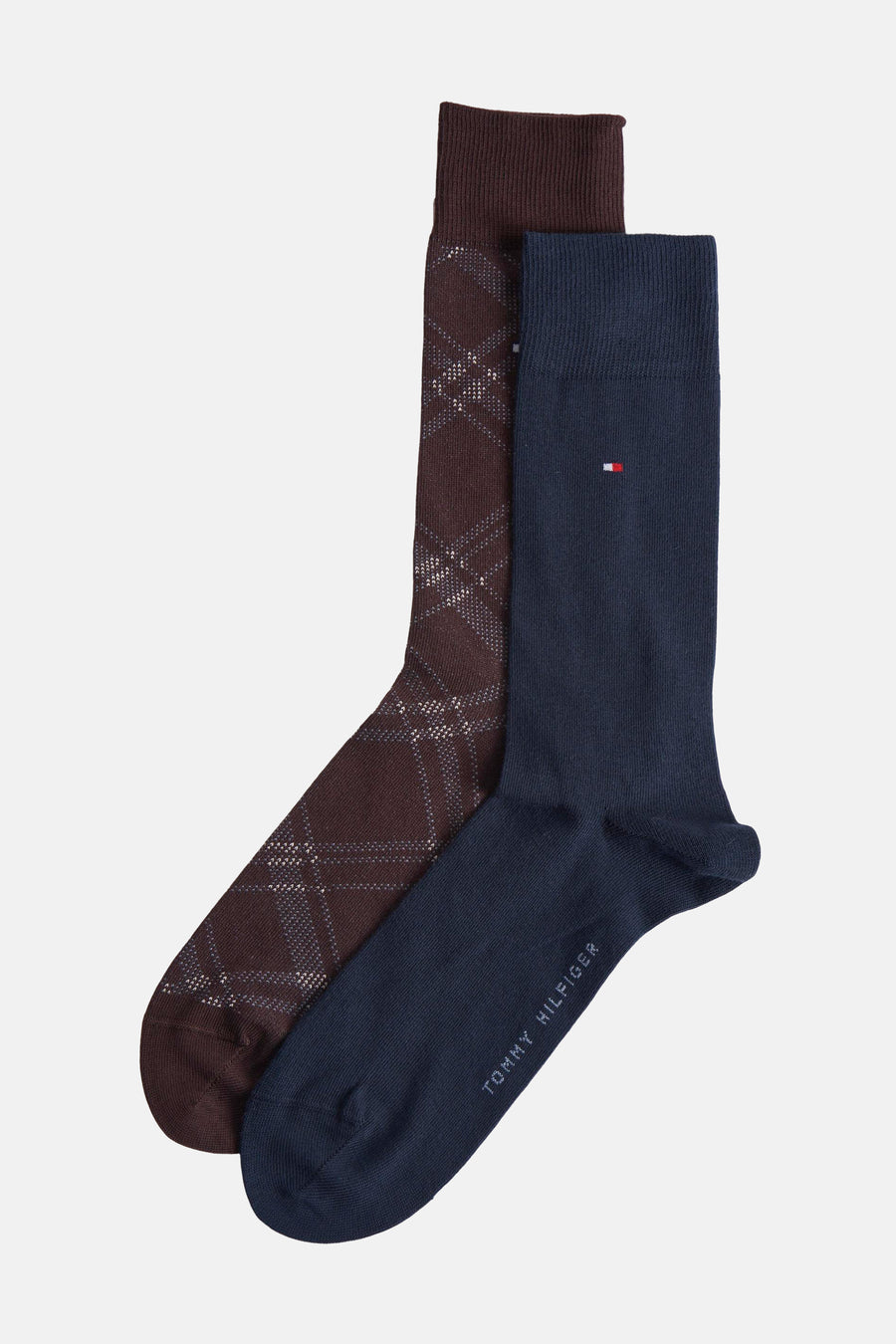 Multikleuren sokken van TOMMY JEANS, één effen marineblauw en de andere bruin met ruitpatroon.