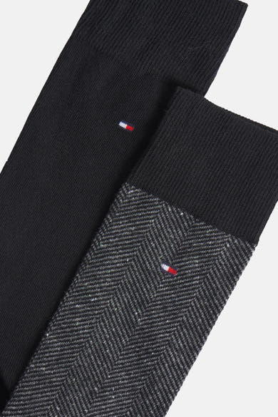 Set van zwarte sokken van TOMMY JEANS, één effen paar en één met contrasterende chevron.