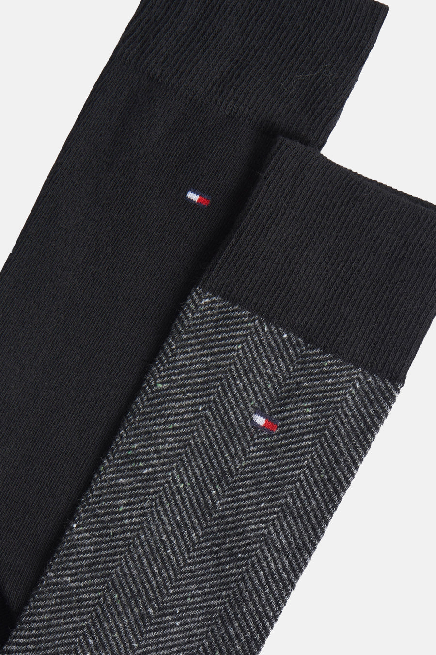 Set van zwarte sokken van TOMMY JEANS, één effen paar en één met contrasterende chevron.