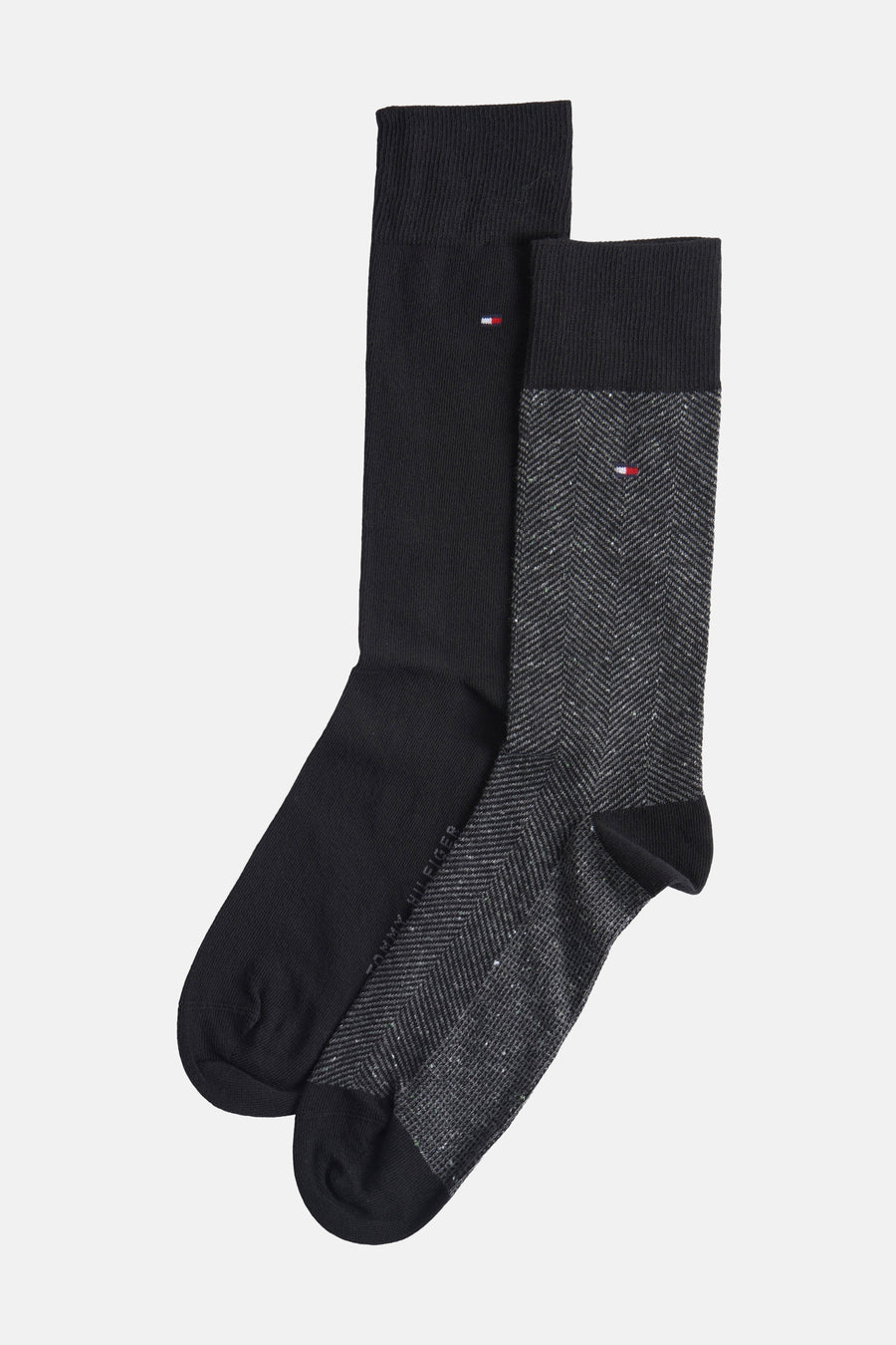 Set van zwarte sokken van TOMMY JEANS, één effen, één met een gemêleerd visgraatpatroon.