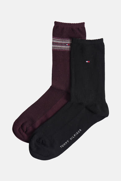 Paire de chaussettes multicolores de TOMMY JEANS, une noire et une bordeaux à rayures sur le bord supérieur.