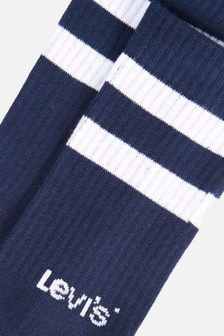 Gros plan sur une chaussette bleu marine à rayures blanches et logo Levi's®
