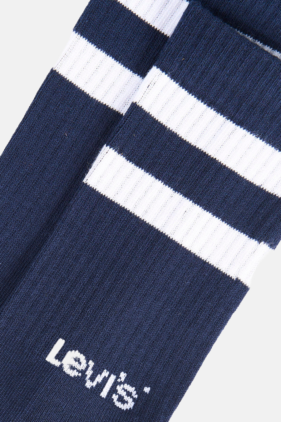 Gros plan sur une chaussette bleu marine à rayures blanches et logo Levi's®