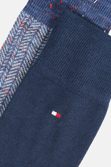 Gros plan sur une chaussette courte bleu marine TOMMY JEANS, avec motif contrastant et logo brodé.