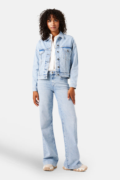 Blauwe jas van GARCIA, gedragen door een vrouw met een gebleekte jeansbroek.