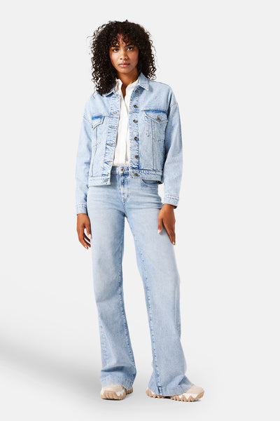 Blauwe jas van GARCIA, gedragen door een vrouw met een gebleekte jeansbroek.