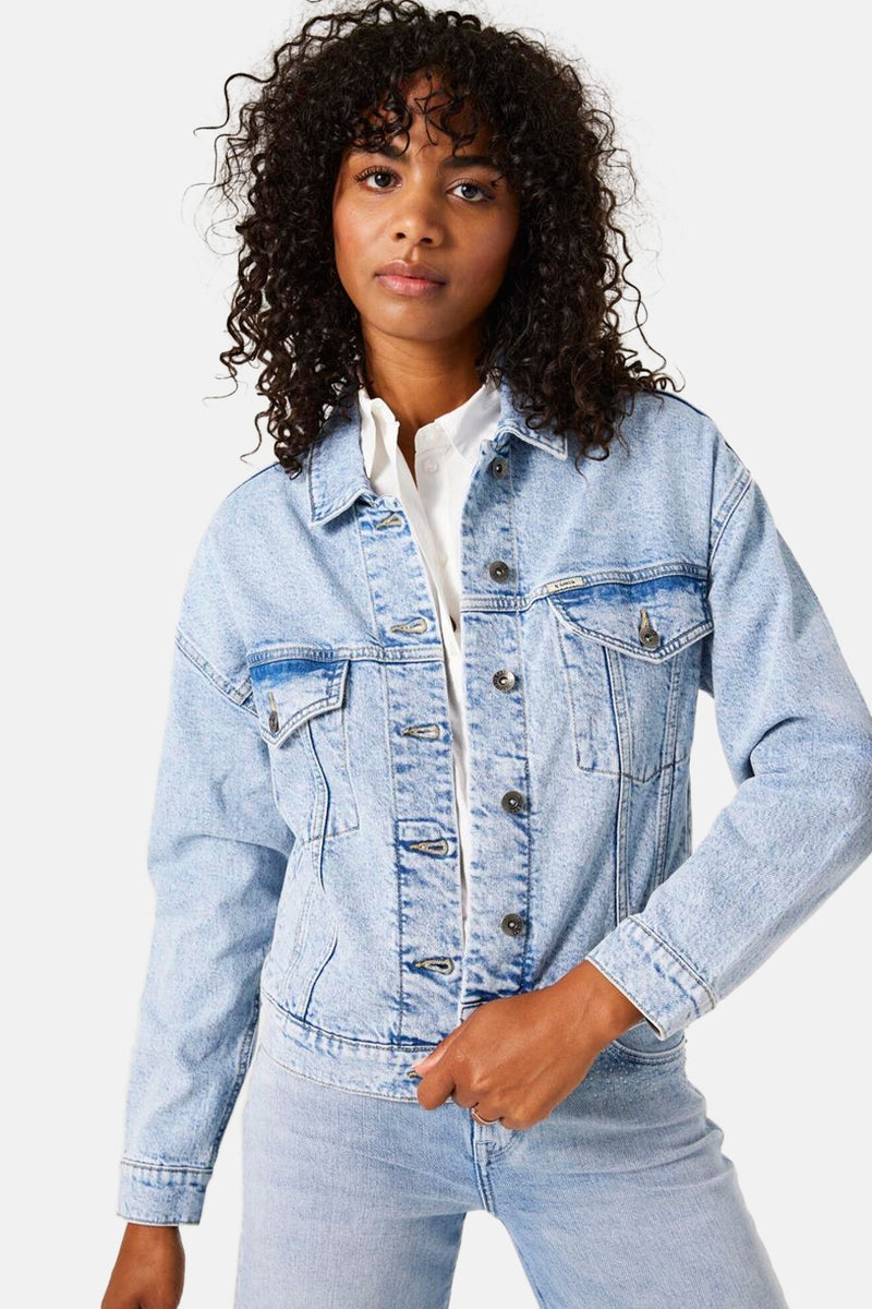 Blauwe jas in lichte denim van GARCIA, met knoopzakken en een ontspannen pasvorm.
