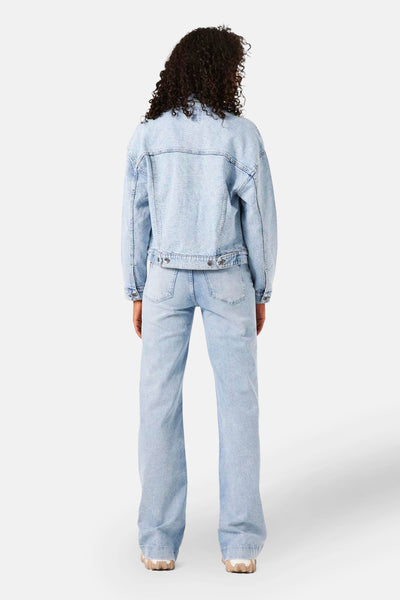 Jas in denim don lichtblauw van GARCIA, rugzijde, gedragen met een passend jeans en sportshoes.