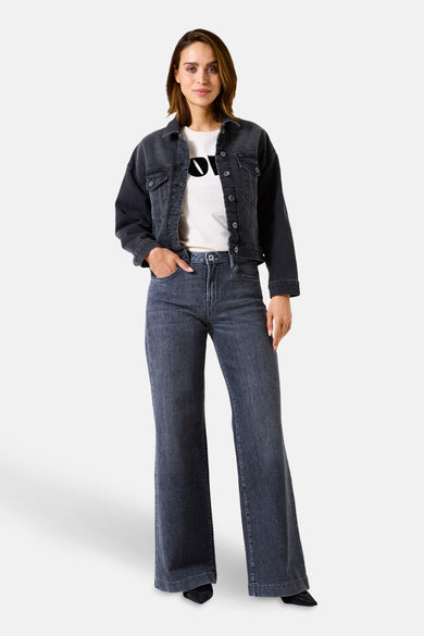 Veste en jean noire de GARCIA, portée sur un t-shirt à logo, avec un pantalon denim assorti.
