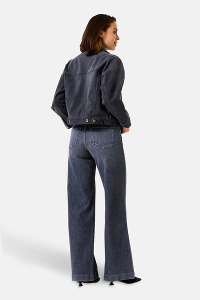 Veste en jean noir délavé de GARCIA, avec boutons, portée avec un jean à jambes larges.