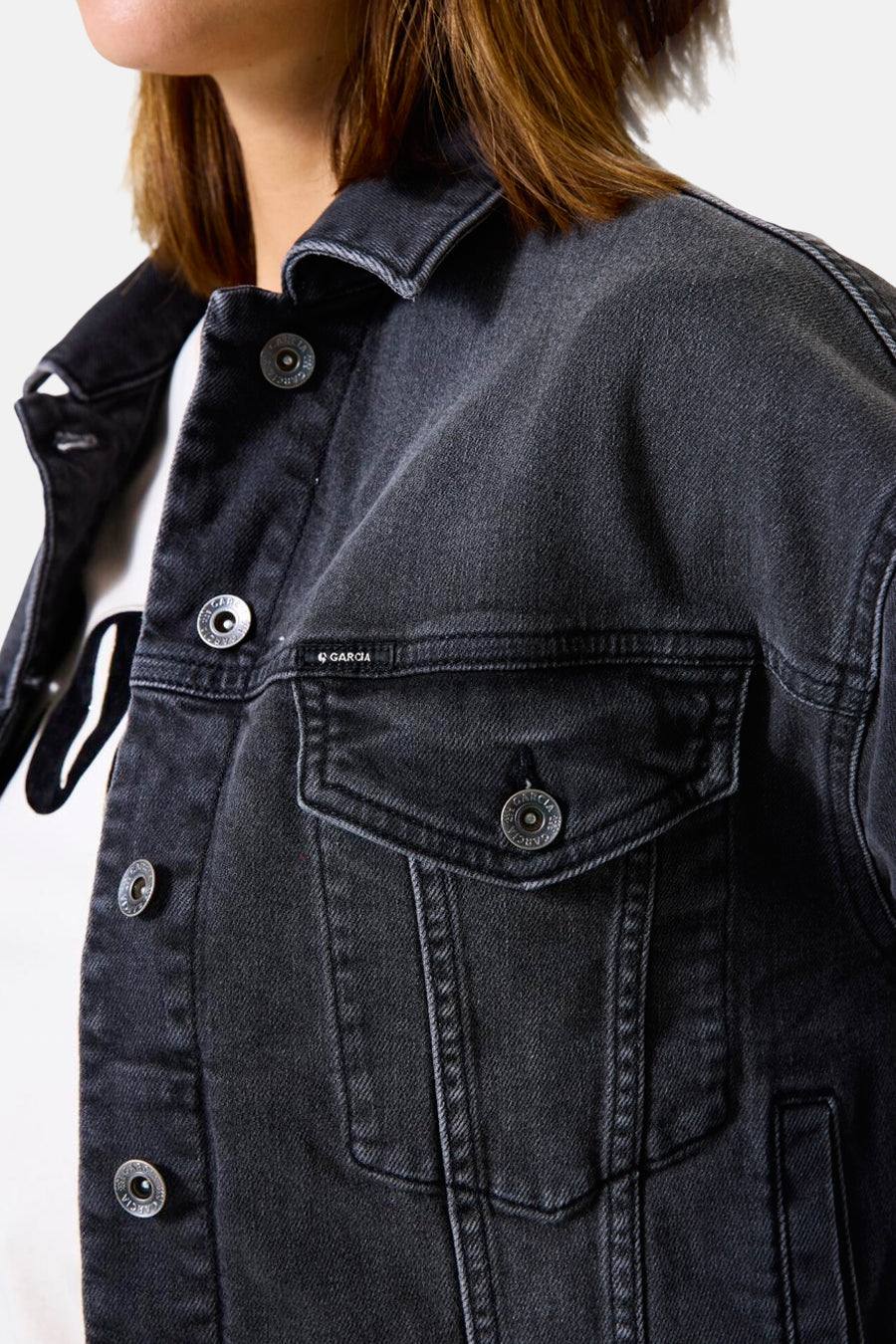 Zwarte denim spijkerjas van GARCIA, met borstzak met knoop en knoopsluiting.