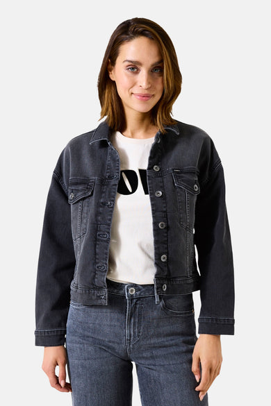 Veste en jean noir délavé de GARCIA, avec poches à rabat et coupe courte, portée sur un t-shirt blanc imprimé.
