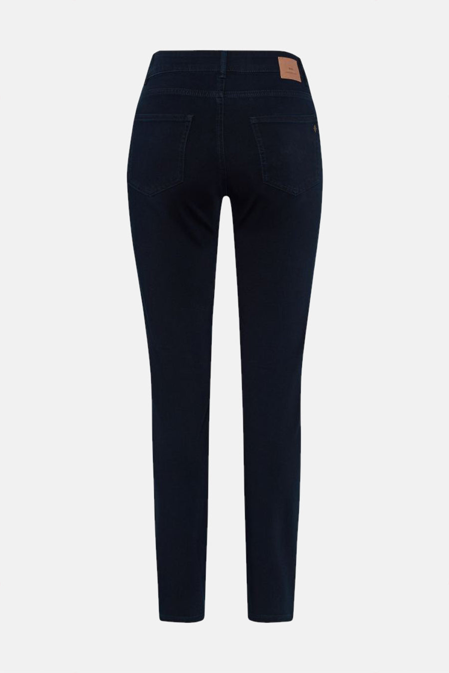 Jean slim en denim bleu noir de BRAX, avec des poches arrières et une étiquette en cuir.