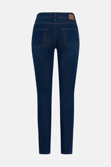 Jean slim en denim bleu de BRAX, avec poches arrière et étiquette en cuir à la ceinture.