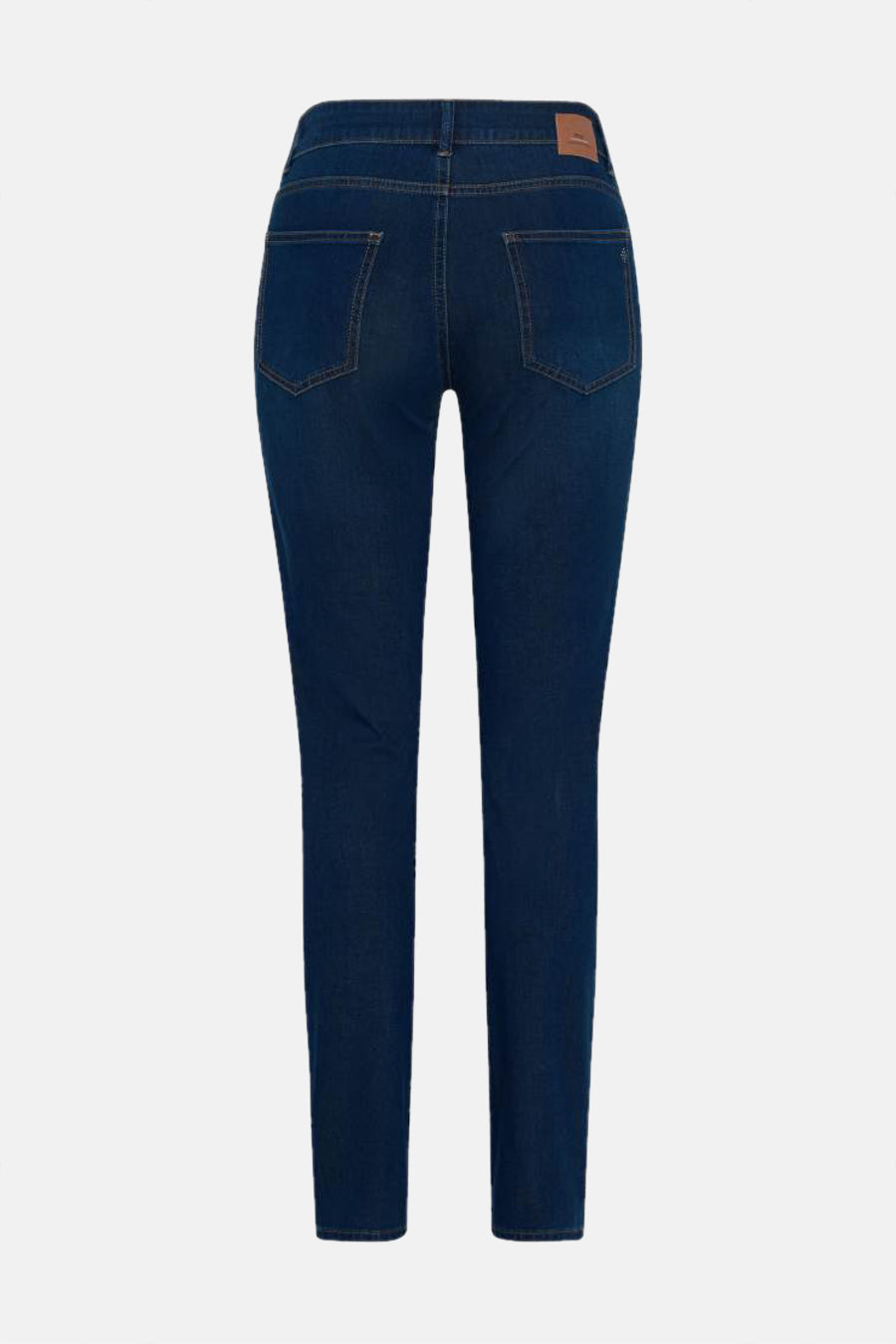 Jean slim en denim bleu de BRAX, avec poches arrière et étiquette en cuir à la ceinture.