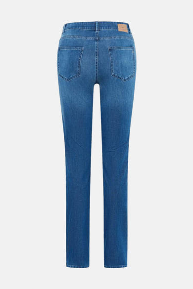 Jean slim en denim bleu moyen de BRAX, avec poches arrière et étiquette de marque visible.