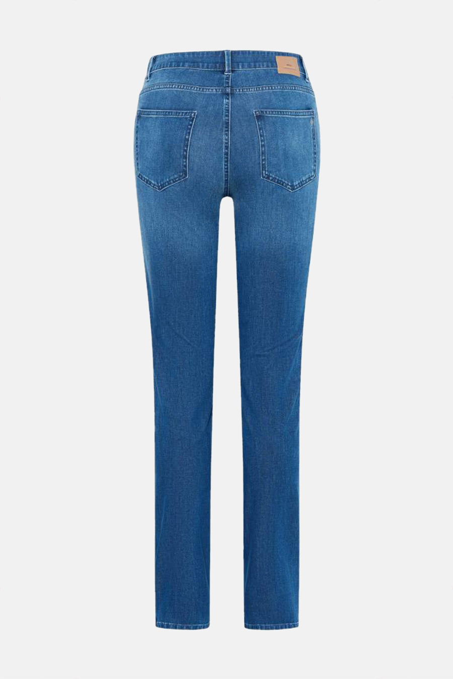 Jean slim en denim bleu moyen de BRAX, avec poches arrière et étiquette de marque visible.
