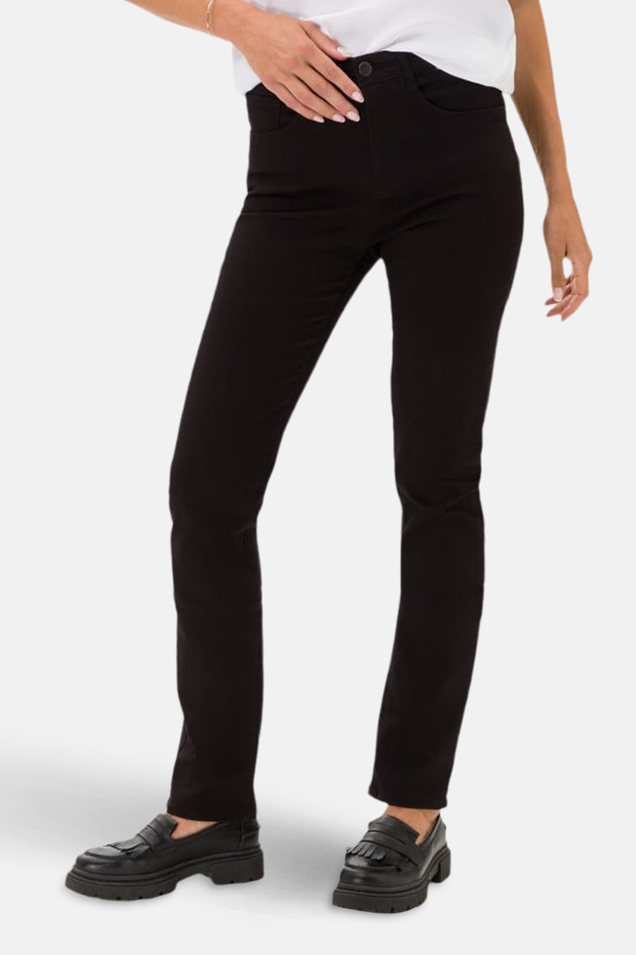 Rechte zwarte denim jeans van BRAX, gedragen met zwarte lage schoenen met franjes.