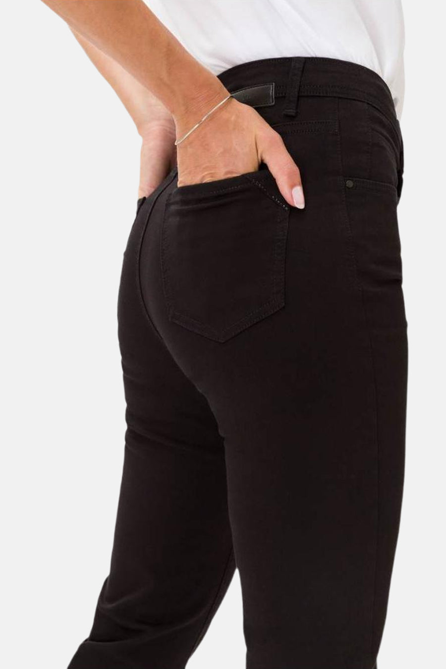 Zwarte rechte jeans van BRAX met een achterzak en een hand in de zak.