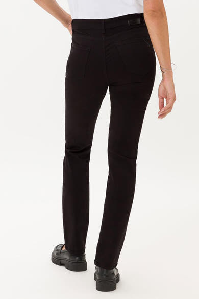 Zwarte rechte jeans van BRAX, met achterzakken en schoenen met dikke zolen.