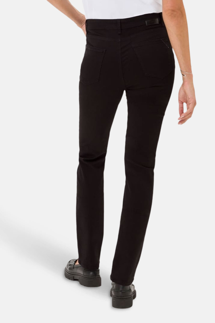 Zwarte rechte jeans van Brax, met achterzakken en een klassieke pasvorm.