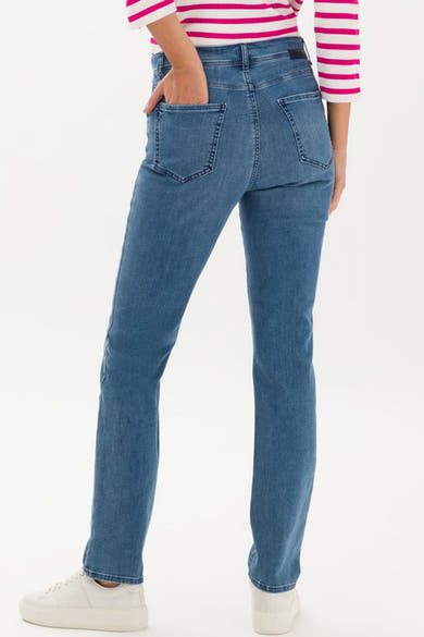 Middelblauwe rechte jeans van BRAX, gedragen met een roze-wit gestreept topje, achtergezicht.