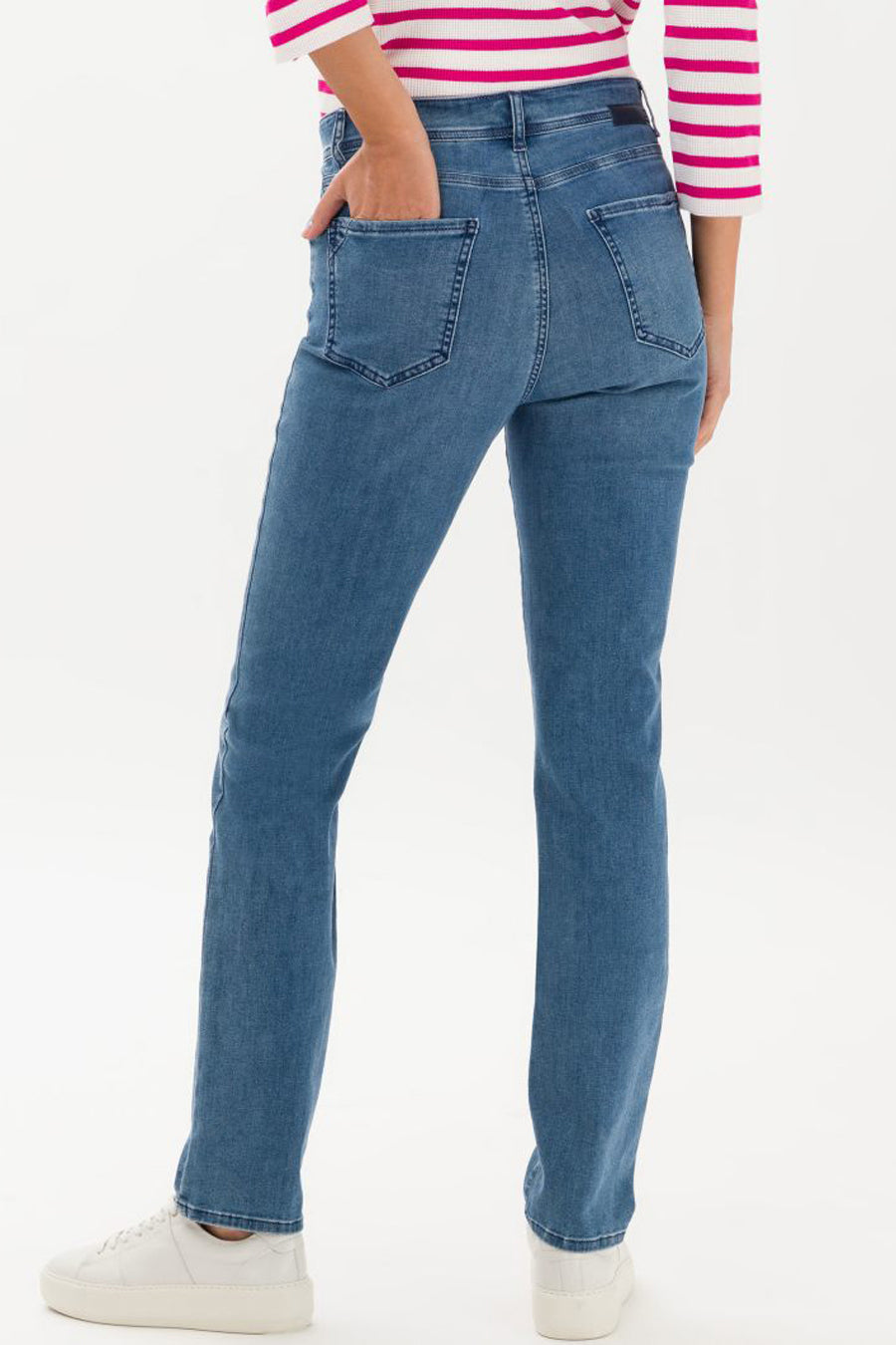 Middelblauwe rechte jeans van BRAX, gedragen met een roze-wit gestreept topje, achtergezicht.