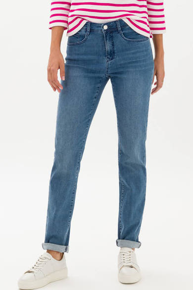 Middelblauwe rechte jeans van BRAX, gedragen met een roze gestreepte trui en witte sneakers.