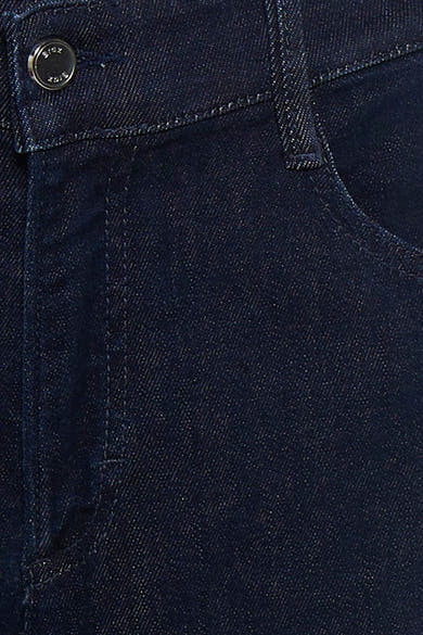 Jean large en denim bleu foncé de BRAX, avec poche avant et bouton de fermeture.
