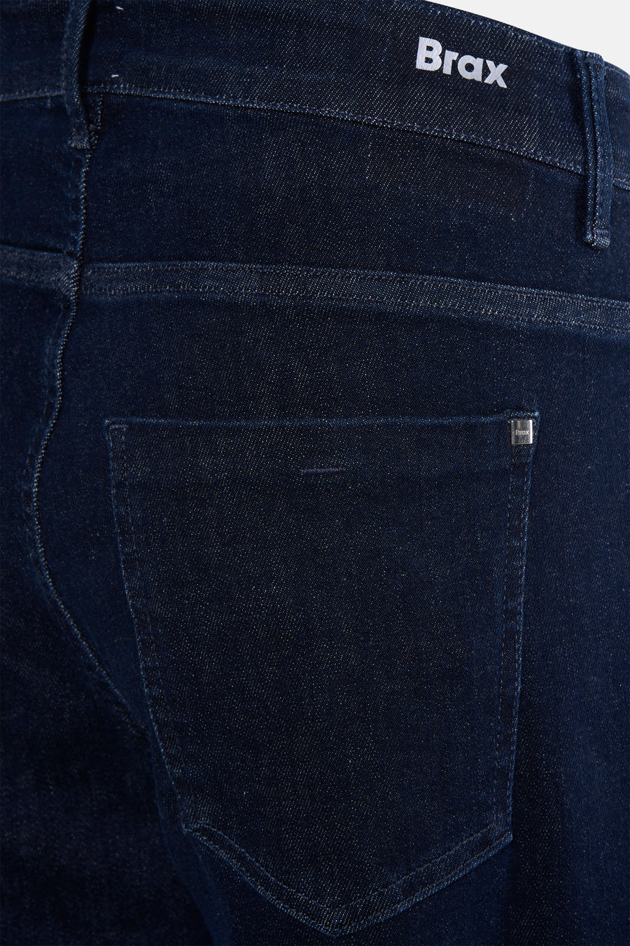 Jean large en denim bleu foncé de BRAX, avec poche arrière et logo discret.