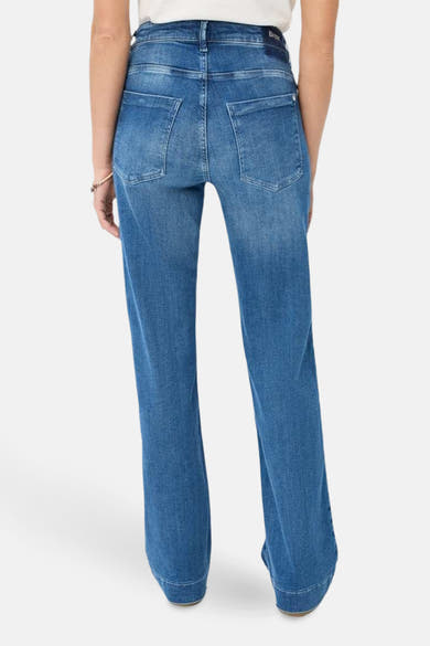 Jean large en denim bleu moyen de BRAX, avec des poches arrières et une coupe droite.