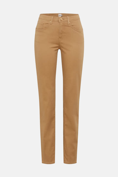 Beige rechte jeans van Brax, klassieke pasvorm met zichtbare zakken en stiksels.