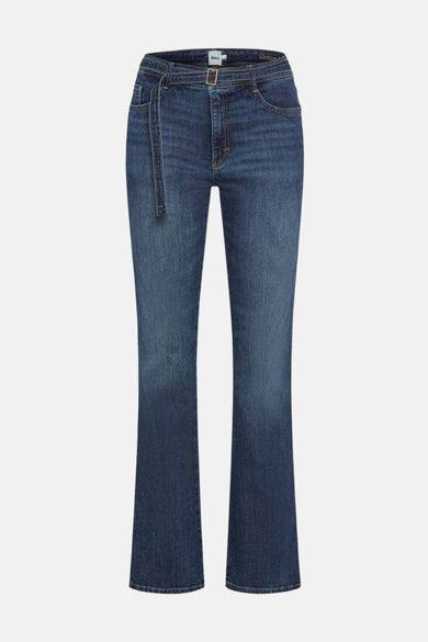 BRAX bootcut jeans in middendonkerblauw denim, met achterzakken en een uitlopende pijp.
