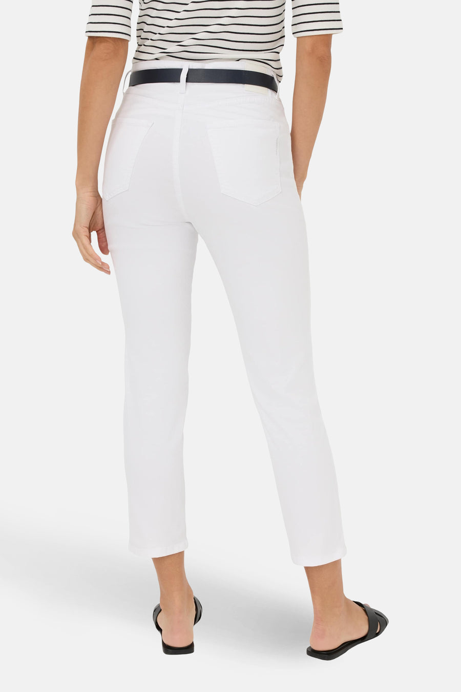 Slim jeans van witte denim van BRAX, met zwarte riem en zwarte platte schoenen.