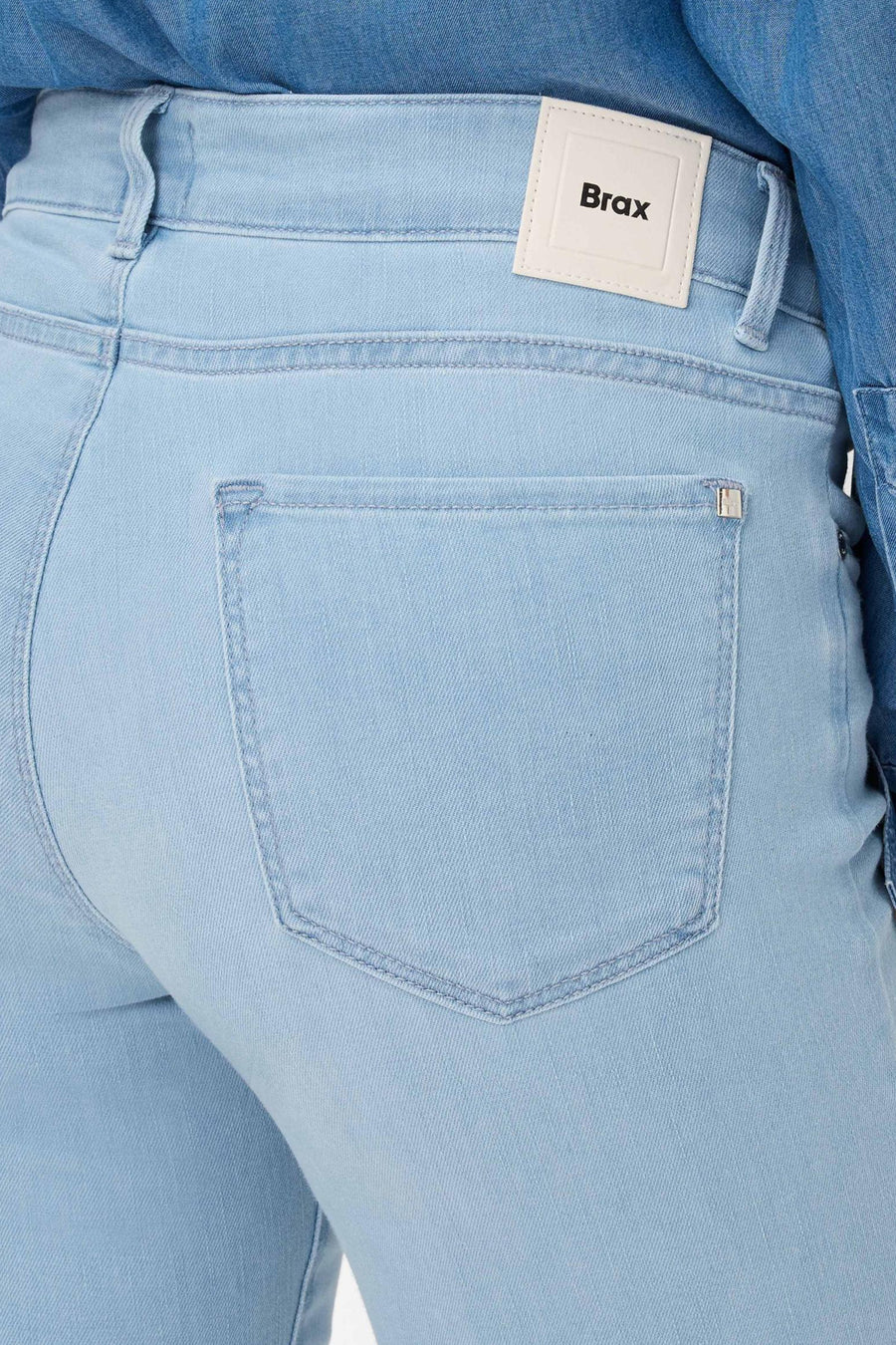 Jean slim en denim blanc de BRAX, avec une poche arrière et une étiquette de la marque.