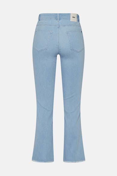 Jean slim en denim bleu clair de Brax, avec poches arrière et coupe évasée.