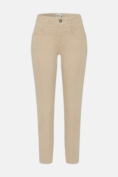 Jean slim couleur crème en denim de Brax, coupe ajustée et détails discrets.
