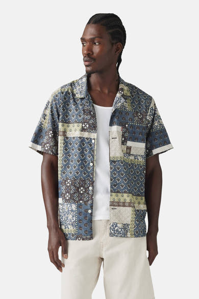 Multikleurig overhemd met korte mouwen van Levi's®, met patchworkprint en gedragen over een witte tanktop.
