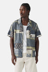 Multikleurig overhemd met korte mouwen van Levi's®, met patchworkprint en gedragen over een witte tanktop.