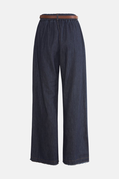 Pantalon de costume bleu denim foncé de Terra di Siena, avec ceinture marron et ourlet effiloché.