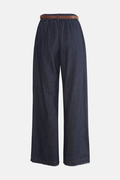 Pantalon de costume bleu denim foncé de Terra di Siena, avec ceinture marron et ourlet effiloché.