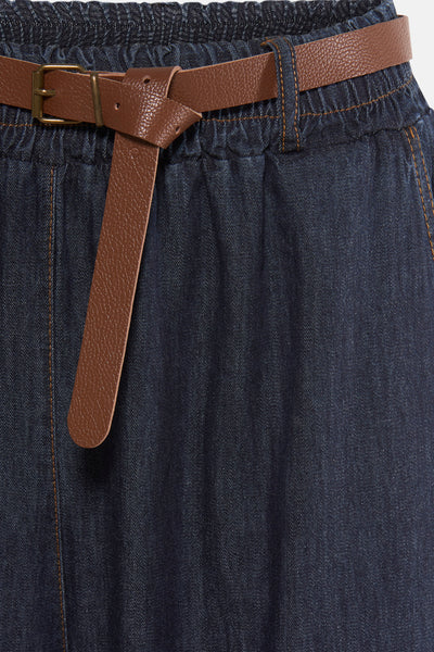 Pantalon de costume bleu denim foncé de Terra di Siena, avec ceinture marron nouée et taille élastiquée.