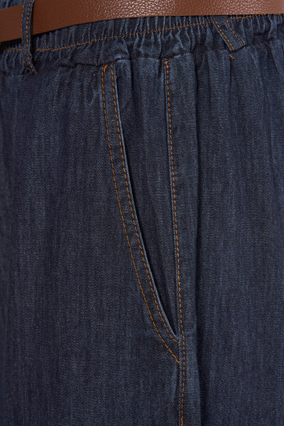 Pantalon de costume en denim bleu foncé de Terra di Siena, avec ceinture marron et poches passepoilées.
