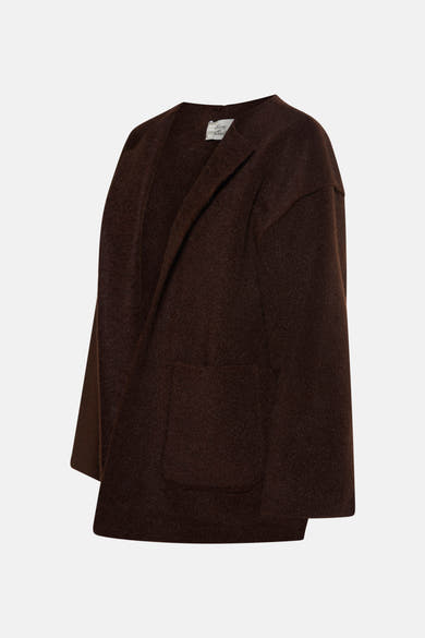 Veste courte marron en laine de Terra di Siena, avec poches plaquées et col ouvert.