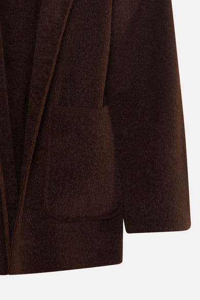 Veste courte marron de Terra di Siena, avec poche passepoilée et texture feutrée.