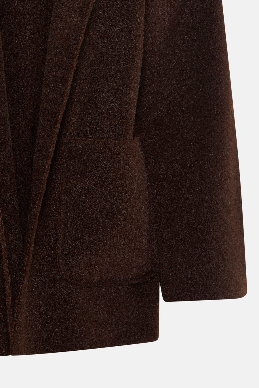Veste courte marron de Terra di Siena, avec poche passepoilée et texture feutrée.