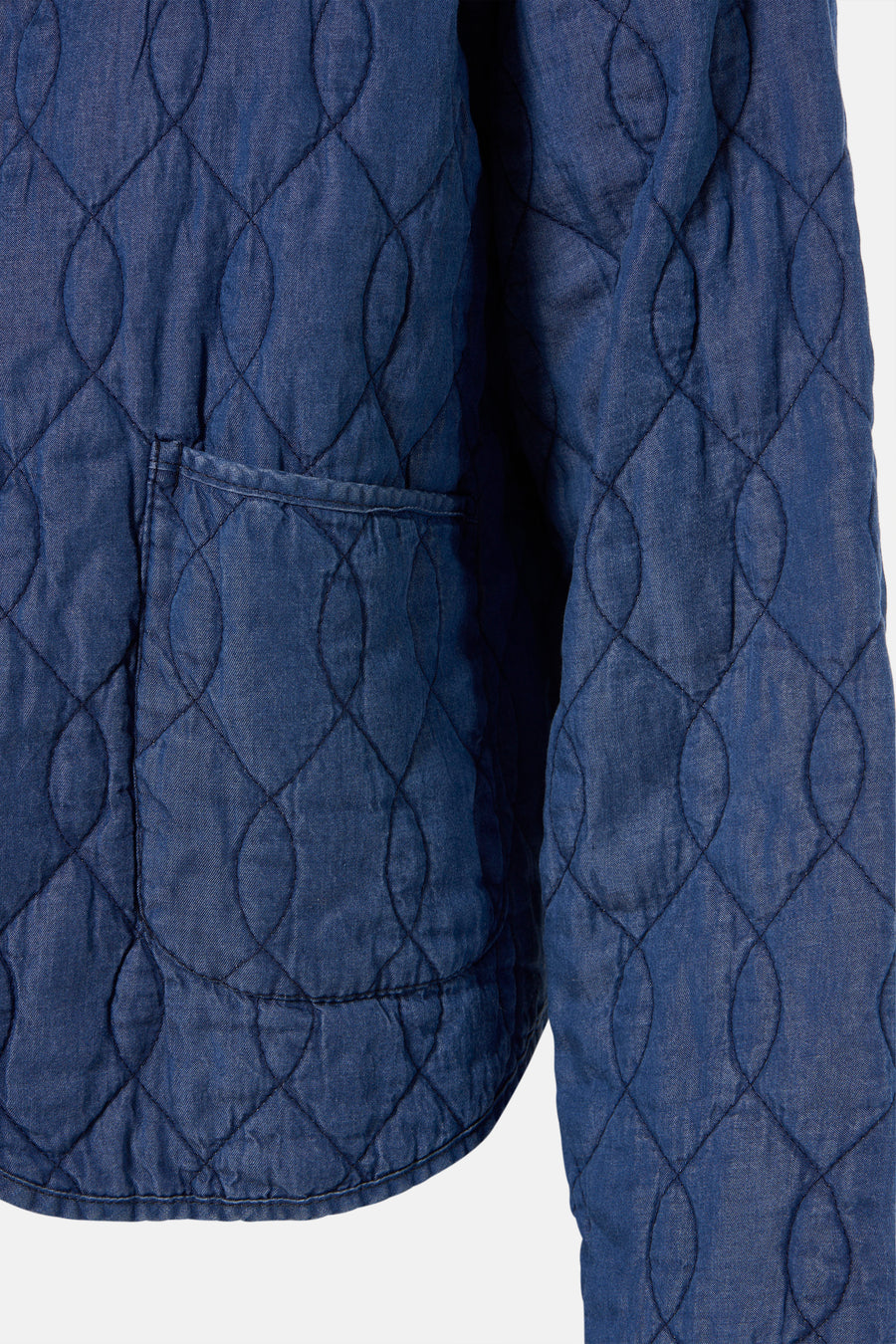 Veste en jean bleu moyen de Terra di Siena, avec motif matelassé losanges et poche plaquée.